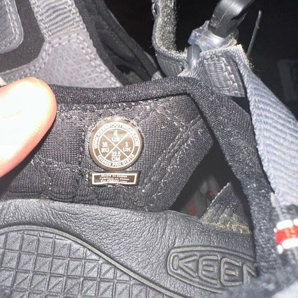 Keen gray & orange sz4 closed toe gorpcore hiking sandals - Picture 3 of 5